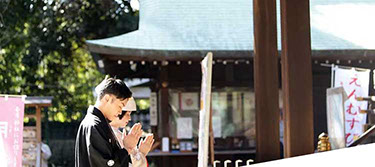 枯山水の飛び石を手を繋いで歩く新郎新婦