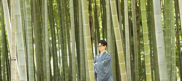 枯山水の飛び石を手を繋いで歩く新郎新婦