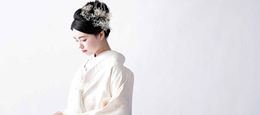 枯山水の飛び石を手を繋いで歩く新郎新婦